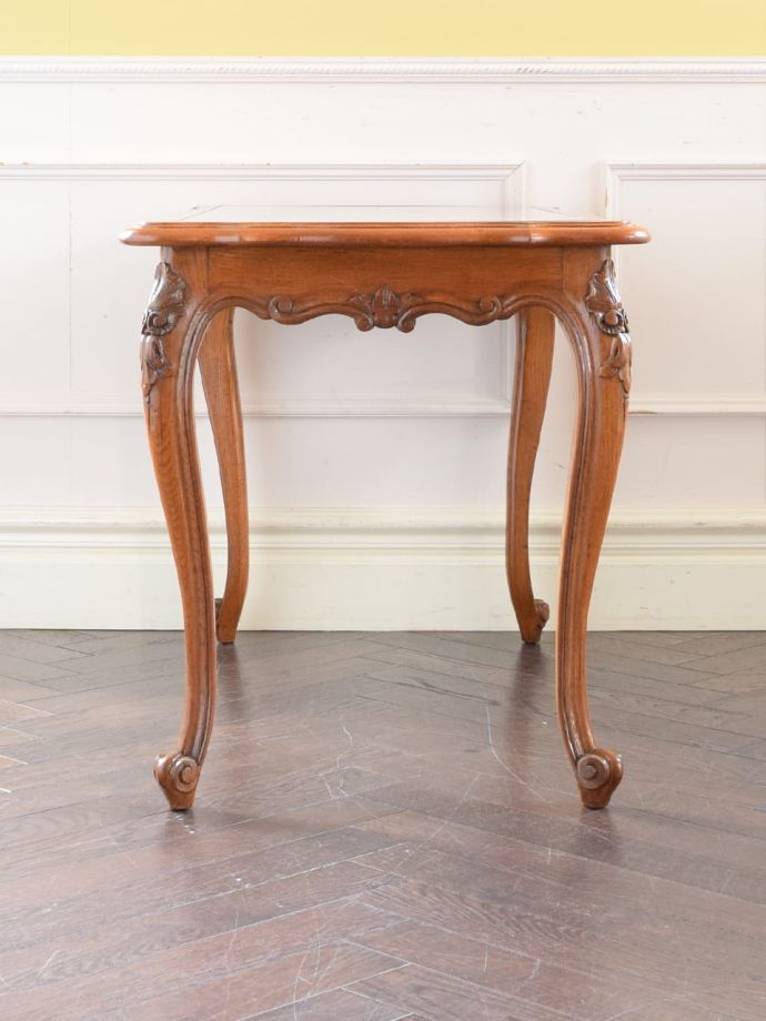 コーヒーテーブルの側面