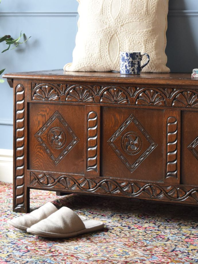 アンティーク家具らしさが漂うブランケットボックス