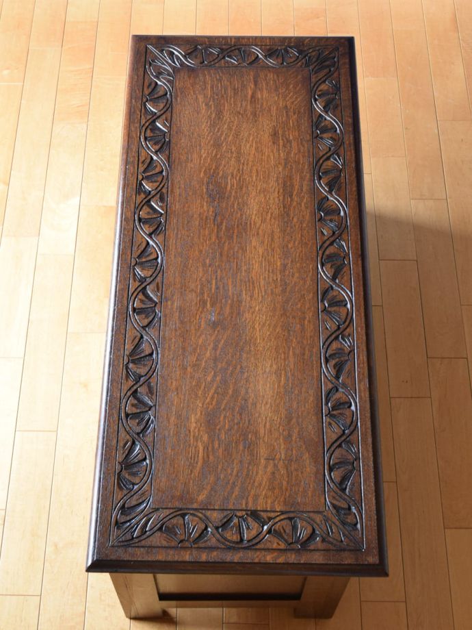 アンティークのブランケットボックスの天板