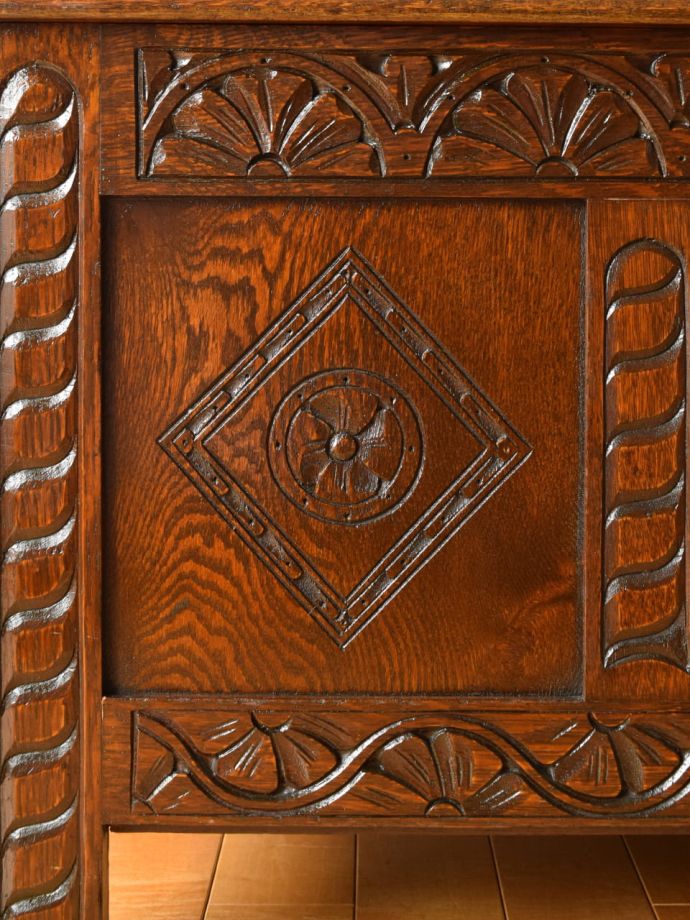 英国アンティーク家具らしい装飾