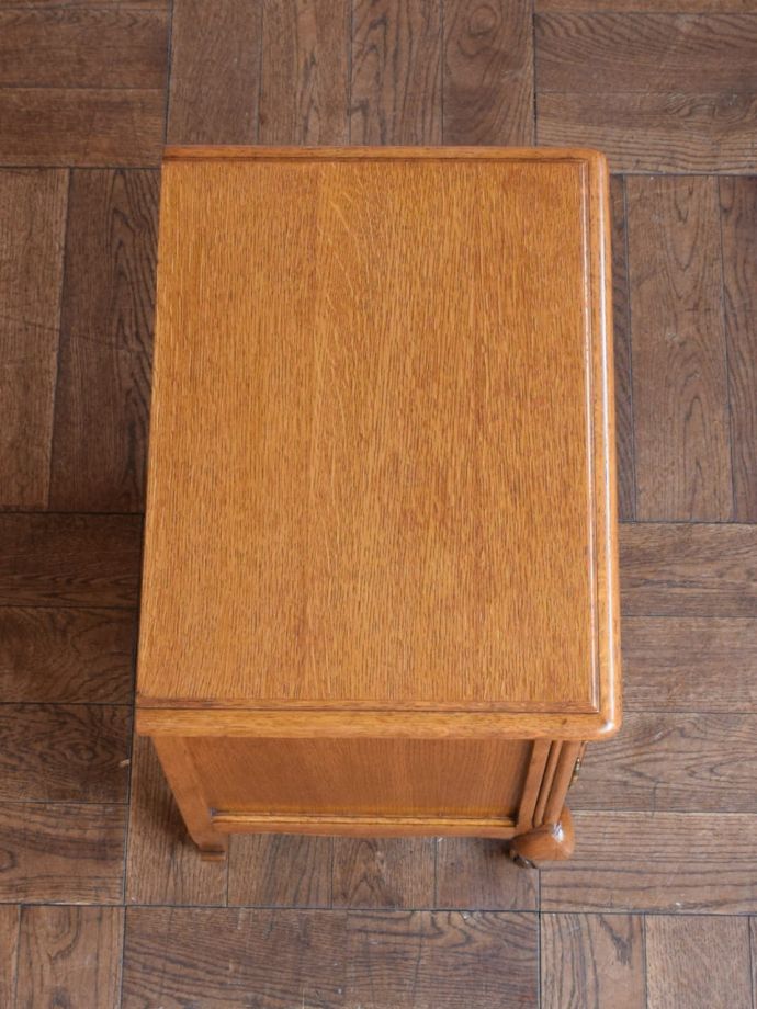 アンティークのサイドキャビネットの天板