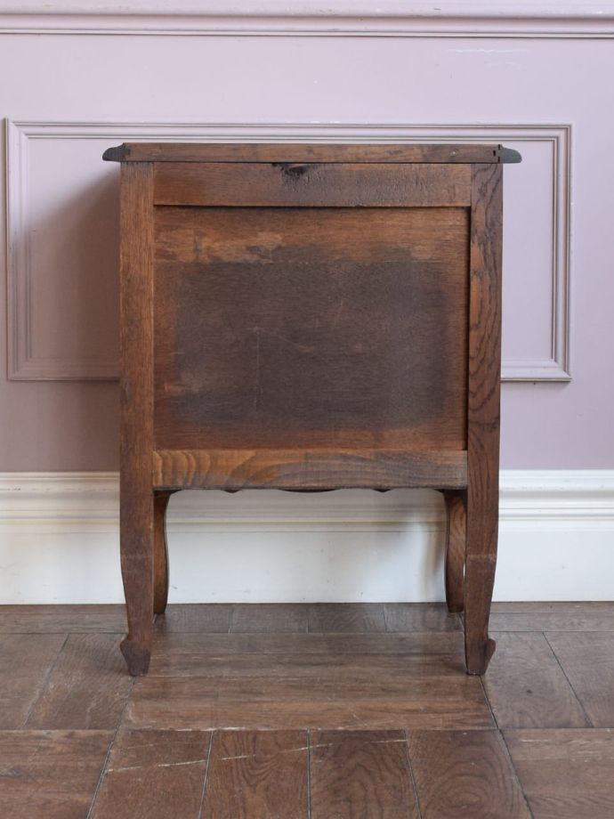 サイドキャビネットの後ろ姿