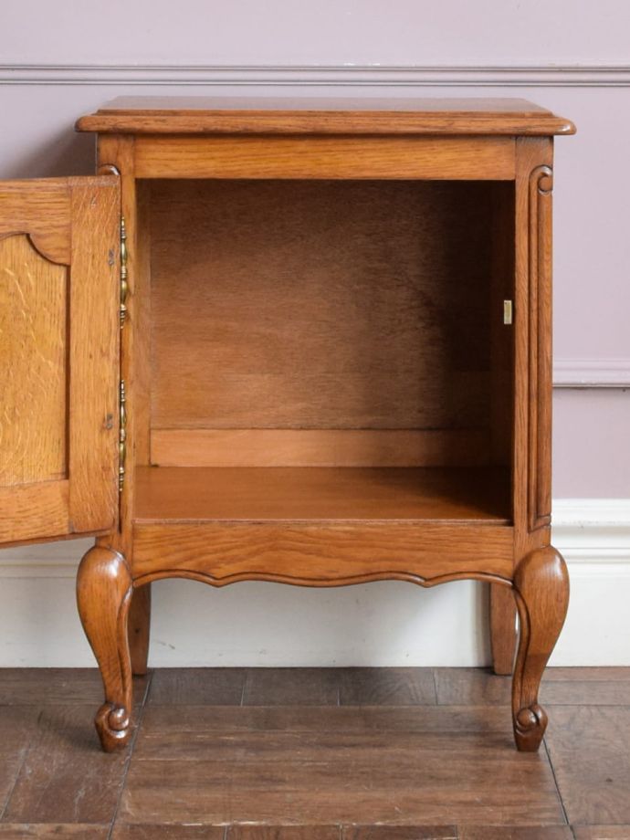 アンティークのサイドキャビネットの扉の中