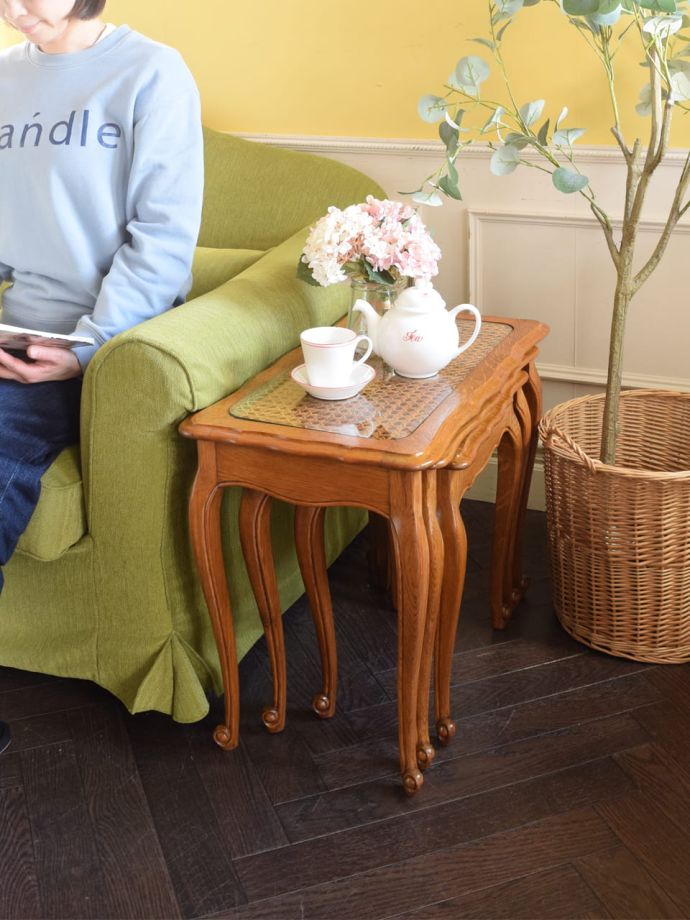 おしゃれなアンティークのネストテーブル