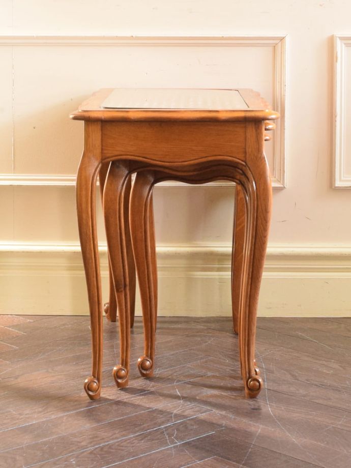 ネストテーブルの横顔