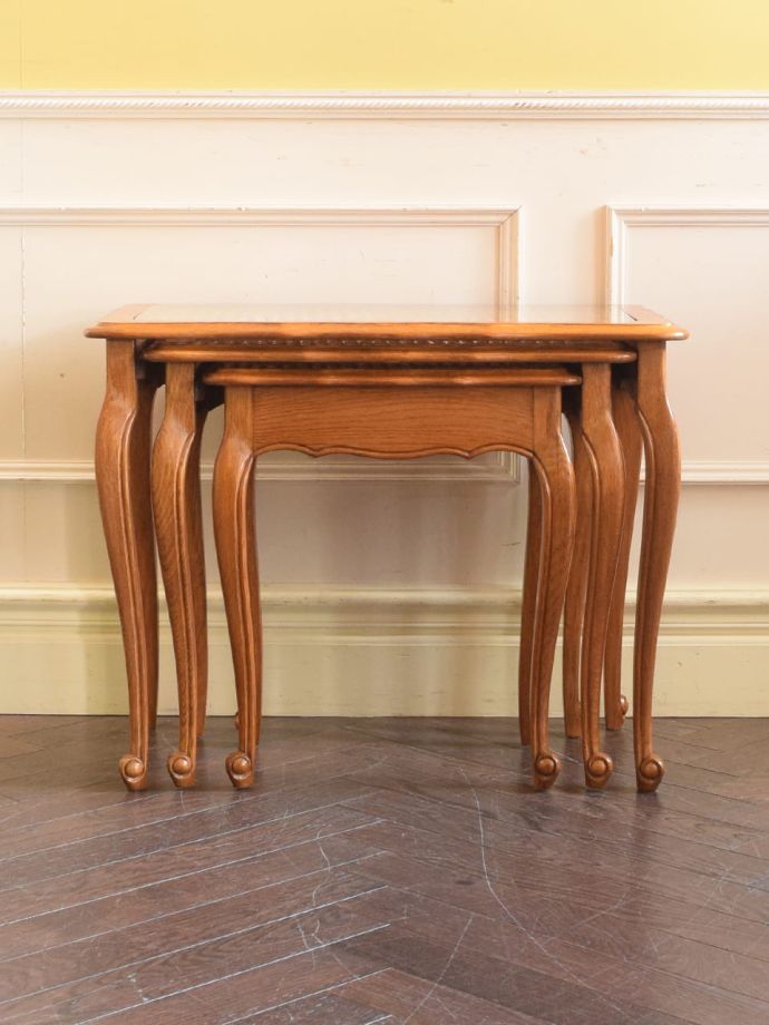 アンティークのネストテーブル