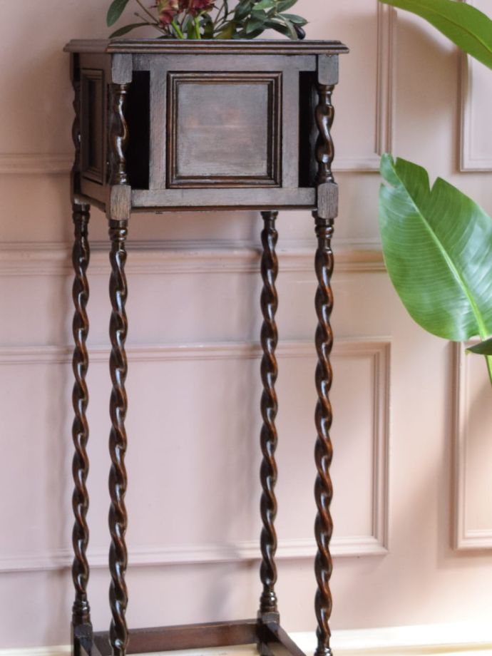 英国のアンティーク家具らしいデザイン