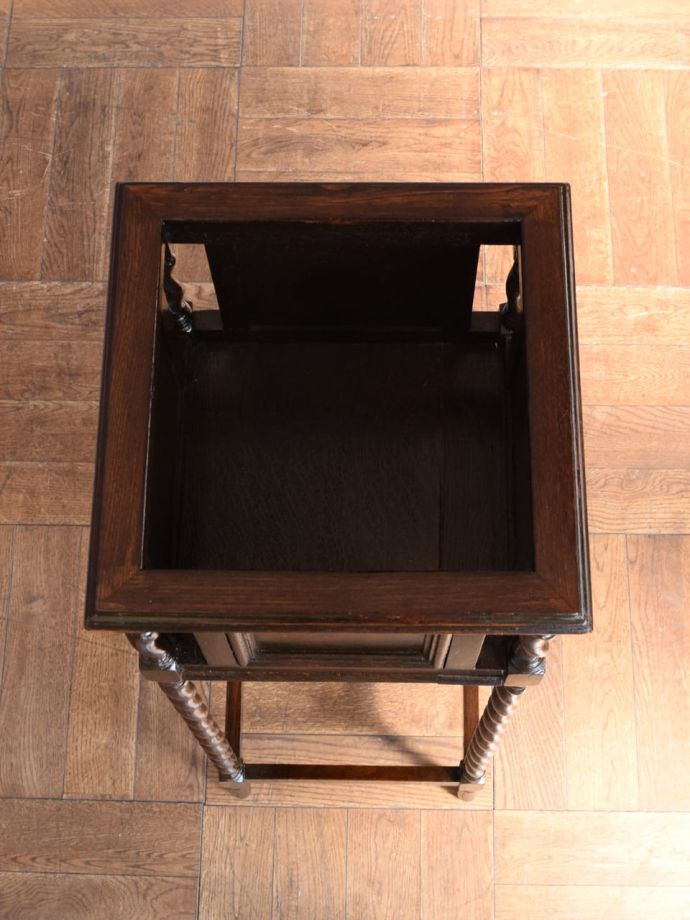 アンティークのプランツスタンドの天板