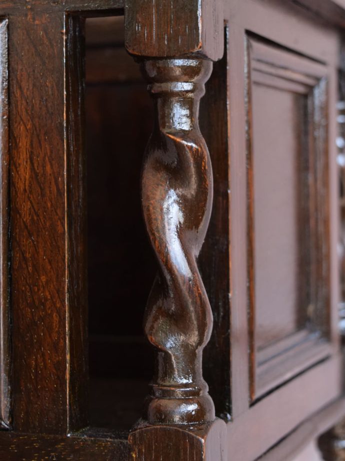 英国アンティーク家具らしい装飾