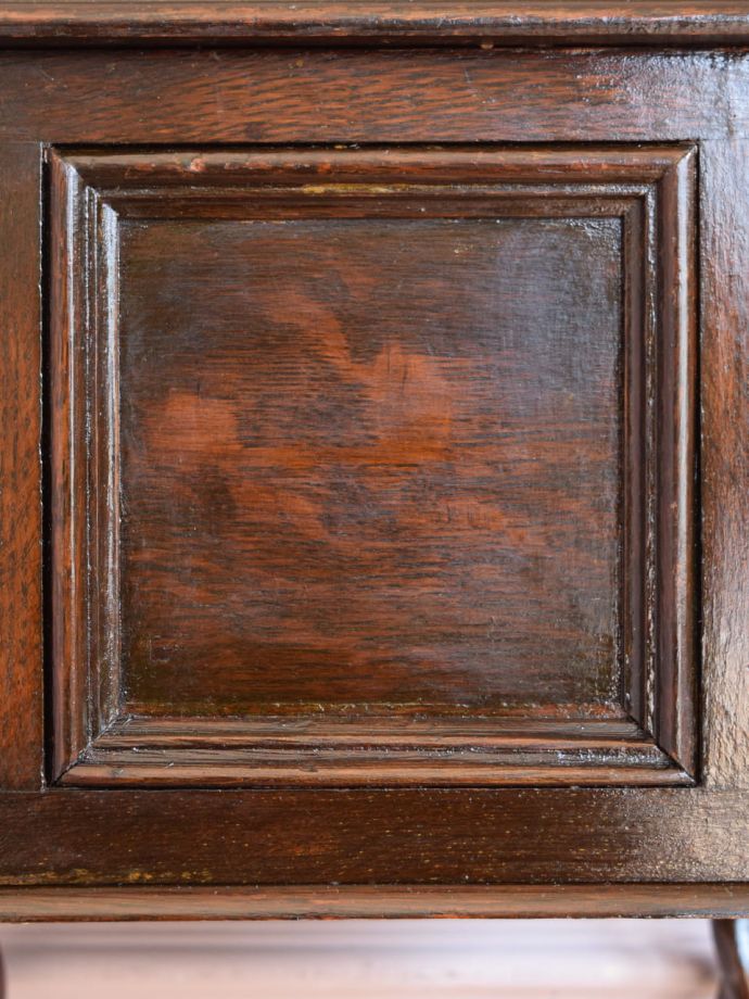 英国アンティーク家具らしい装飾