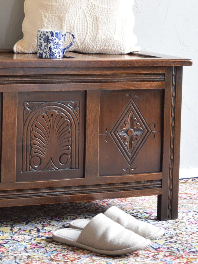 アンティーク家具らしさが漂うブランケットボックス