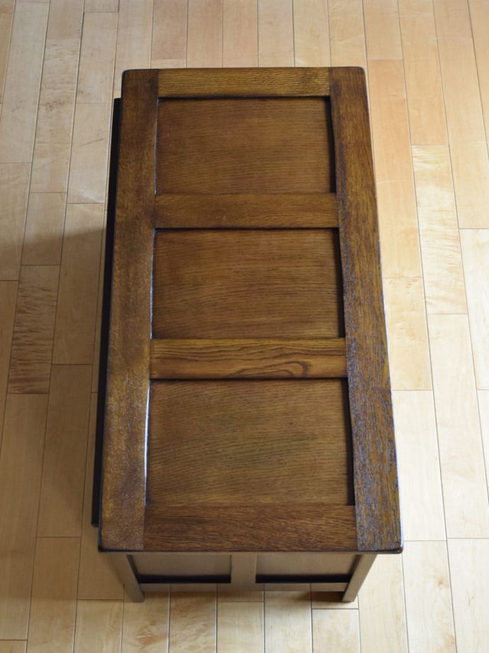 アンティークのブランケットボックスの天板