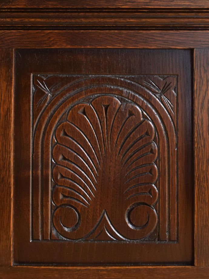 英国アンティーク家具らしい装飾