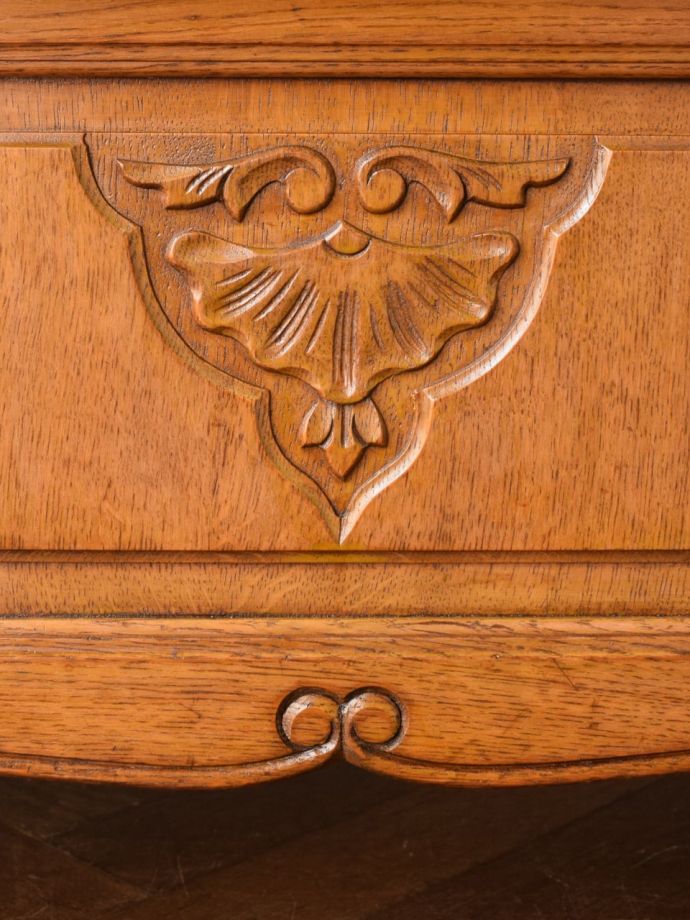 フランスらしい彫り