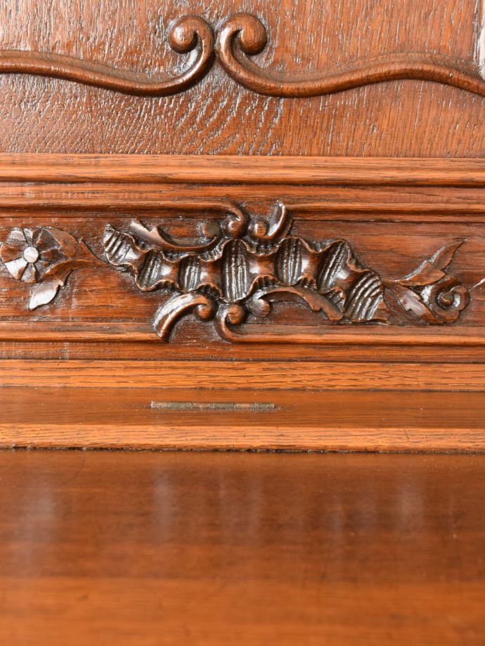 フランスらしい彫り