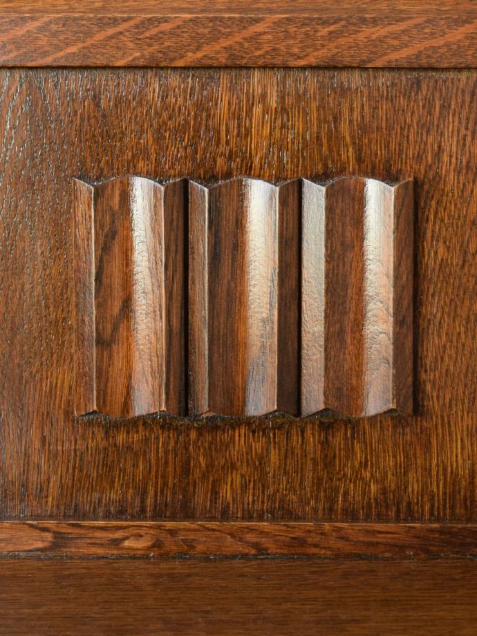 英国アンティーク家具らしい装飾