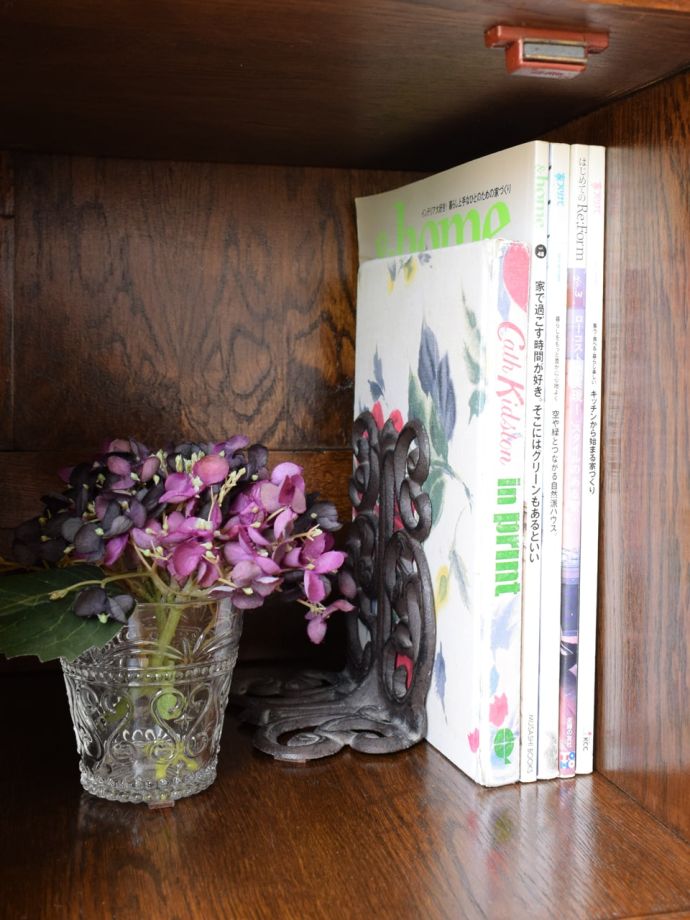 サイドボードの扉を開けると