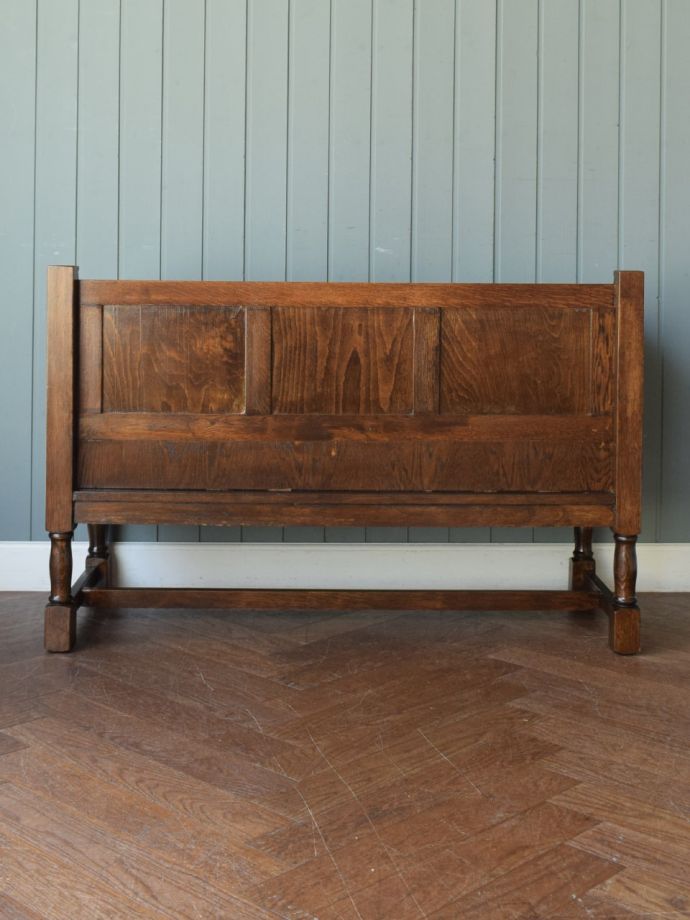 テレフォンベンチの後ろ姿