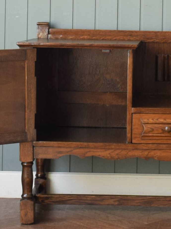 キャビネットの扉の中