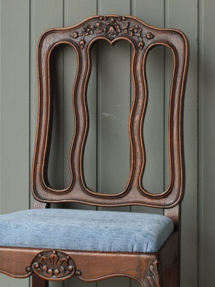 フランスの椅子らしい優雅な装飾