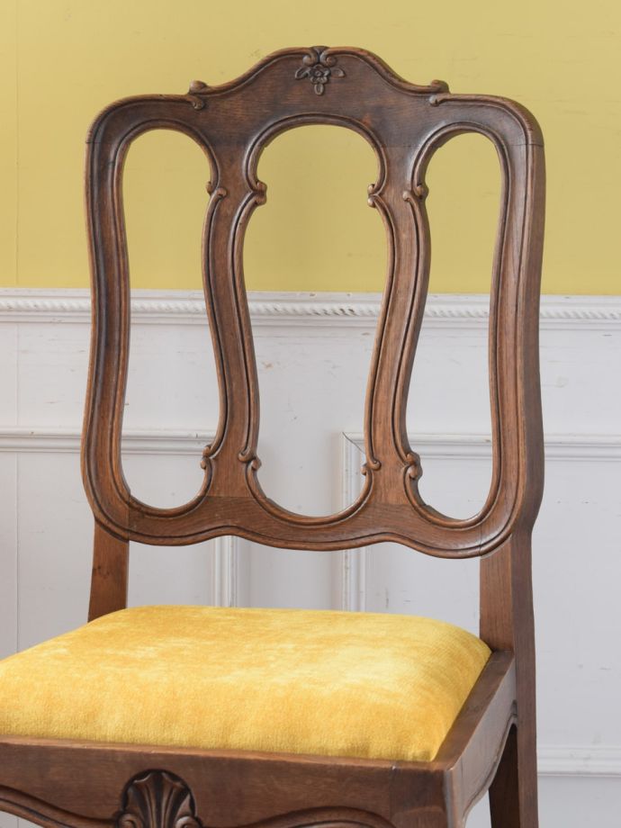 フランスの椅子らしい優雅な装飾