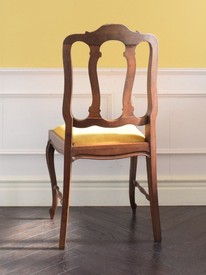 アンティークダイニングチェアの後ろ姿