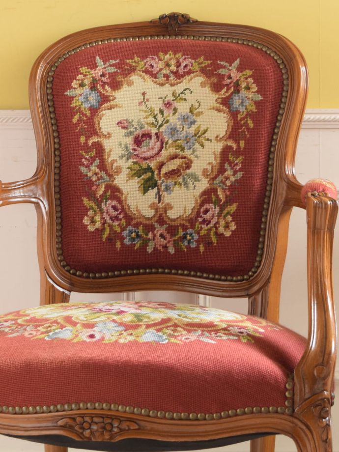 フランスの椅子らしい優雅な装飾