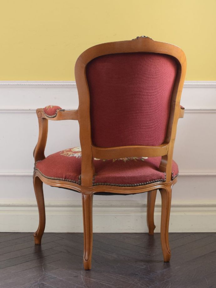 アンティークのパーソナルチェアの後ろ姿