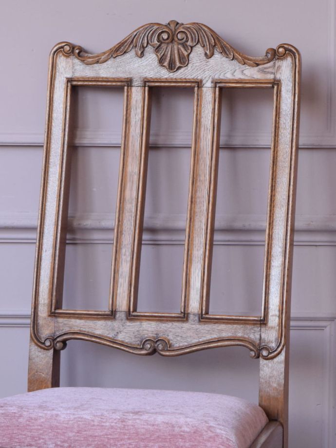 フランスの椅子らしい優雅な装飾