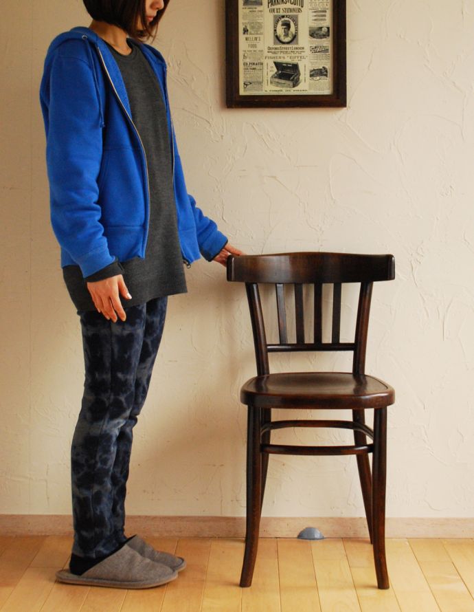 板座面　アンティーク チェア　ヨーロッパのカフェで使っていたアンティークチェア、英国のベントウッドチェア。背もたれにも曲げ木の技術が活かされています。(k-1007-c)