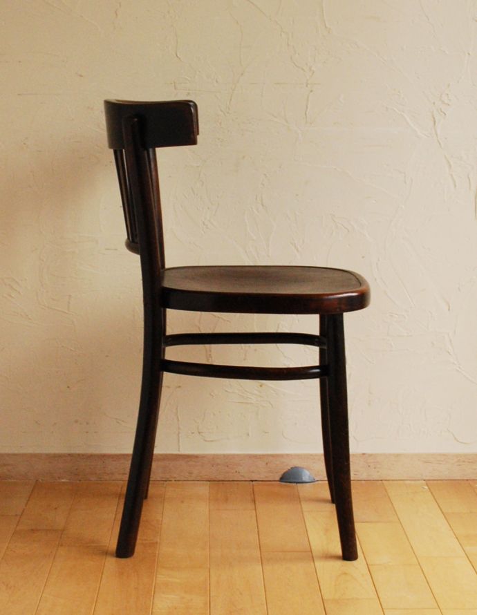 板座面　アンティーク チェア　ヨーロッパのカフェで使っていたアンティークチェア、英国のベントウッドチェア。背もたれのしなやかな曲線は背中を優しく包み込んでくれます。(k-1007-c)