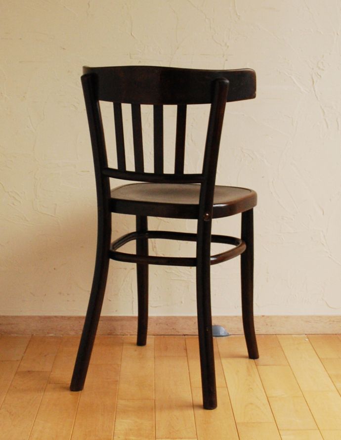 板座面　アンティーク チェア　ヨーロッパのカフェで使っていたアンティークチェア、英国のベントウッドチェア。後ろ姿もキレイなのでとっても絵になります。(k-1007-c)