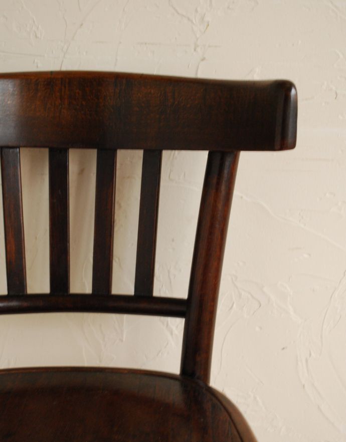 板座面　アンティーク チェア　ヨーロッパのカフェで使っていたアンティークチェア、英国のベントウッドチェア。背もたれが低いところが可愛いデザイン！背もたれのしなやかな曲線は背中を優しく包み込んでくれます。(k-1007-c)