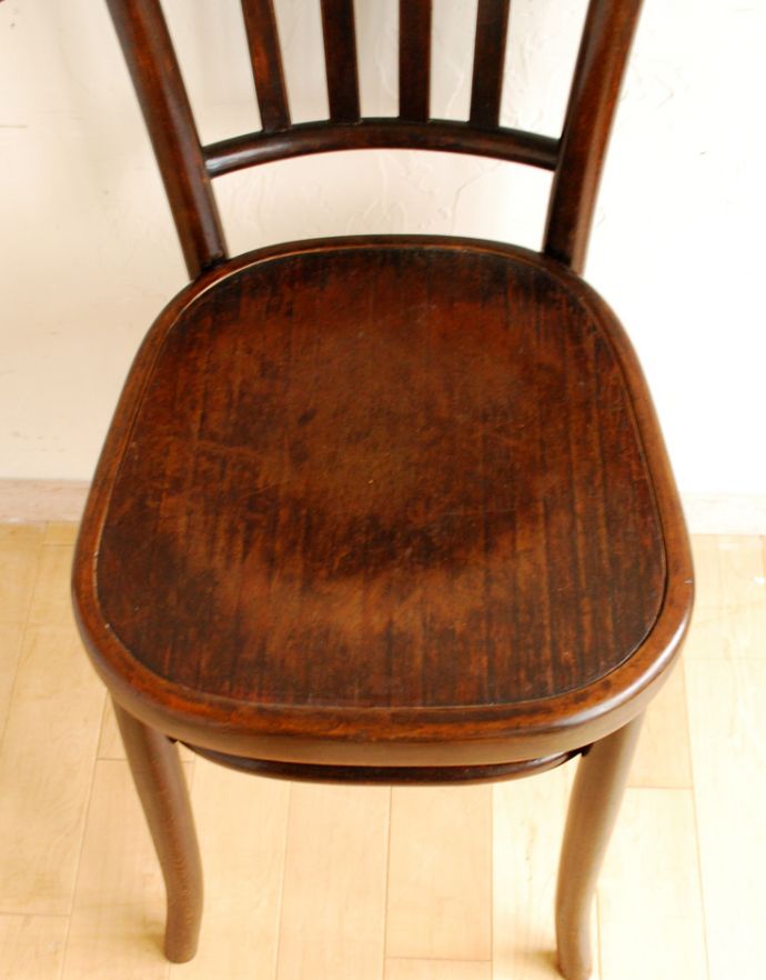 板座面　アンティーク チェア　ヨーロッパのカフェで使っていたアンティークチェア、英国のベントウッドチェア。広々としていて、座りやすい座面。(k-1007-c)