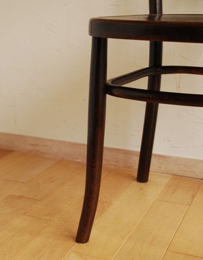 板座面　アンティーク チェア　ヨーロッパのカフェで使っていたアンティークチェア、英国のベントウッドチェア。きちんとお直ししていますので、大柄な男性でも安心してお掛け下さい。(k-1007-c)