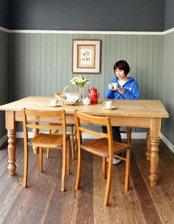 イギリスの可愛いアンティーク家具、4〜6人掛けのダイニングテーブル