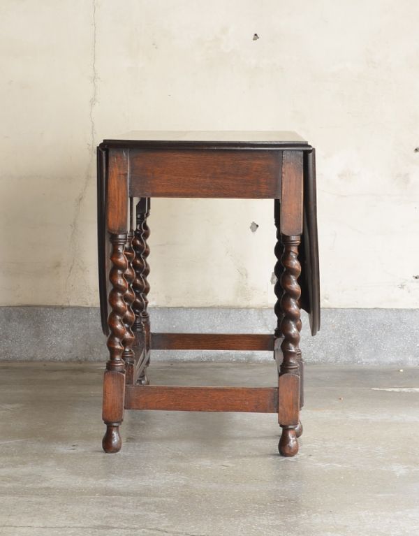 アンティークのテーブル　アンティーク家具　美しいアンティーク家具、ゲートレッグテーブル（伸張式テーブル）。意外にコンパクト昔、使わないとき壁にピタッと付けて収納出来るように作られたテーブル。(k-1018-f)