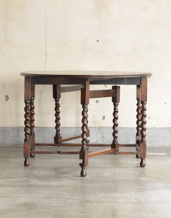 アンティークのテーブル　アンティーク家具　美しいアンティーク家具、ゲートレッグテーブル（伸張式テーブル）。両方開けば大きなサイズゲートレッグテーブルはゲートが開くように作られた脚のデザインも印象的。(k-1018-f)