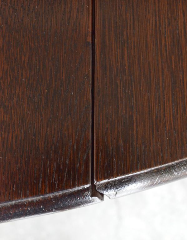 アンティークのテーブル　アンティーク家具　美しいアンティーク家具、ゲートレッグテーブル（伸張式テーブル）。近づいて見てみると･･･時間と手間暇を掛けて職人が丁寧にお直しした天板は、木目も美しいんです。(k-1018-f)