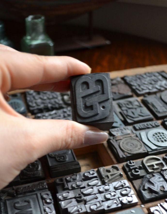 アンティーク その他の雑貨　アンティーク雑貨　アンティークのレアなコレクションアイテム、イギリスで見つけたプリント版スタンプセット。大きさはコレくらいいろんなデザインのスタンプが入っています。(k-1018-z)