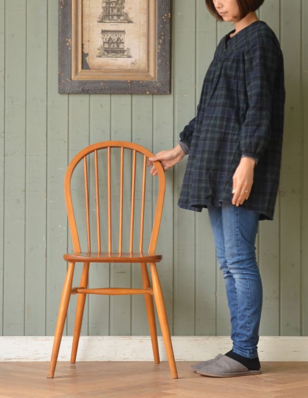 キッチンチェア　アンティーク チェア　イギリスからやってきたアンティーク家具、背もたれが丸くて可愛いキッチンチェア。見ているだけで楽しくなるキッチンチェア。(k-1041-c)