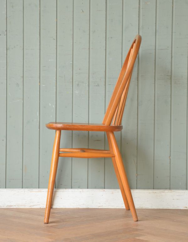 キッチンチェア　アンティーク チェア　イギリスからやってきたアンティーク家具、背もたれが丸くて可愛いキッチンチェア。背もたれがカーブしているので、掛け心地がいいです。(k-1041-c)