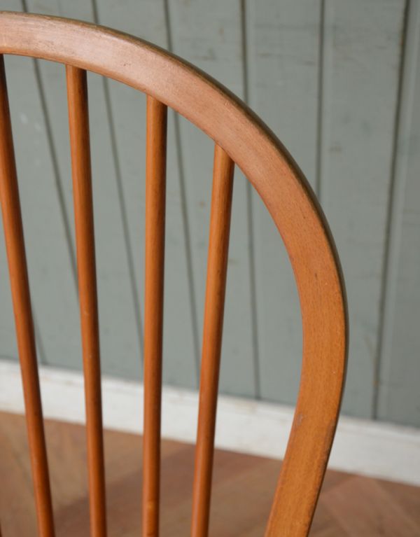 キッチンチェア　アンティーク チェア　イギリスからやってきたアンティーク家具、背もたれが丸くて可愛いキッチンチェア。カーブのキレイな背もたれが美しい。(k-1041-c)