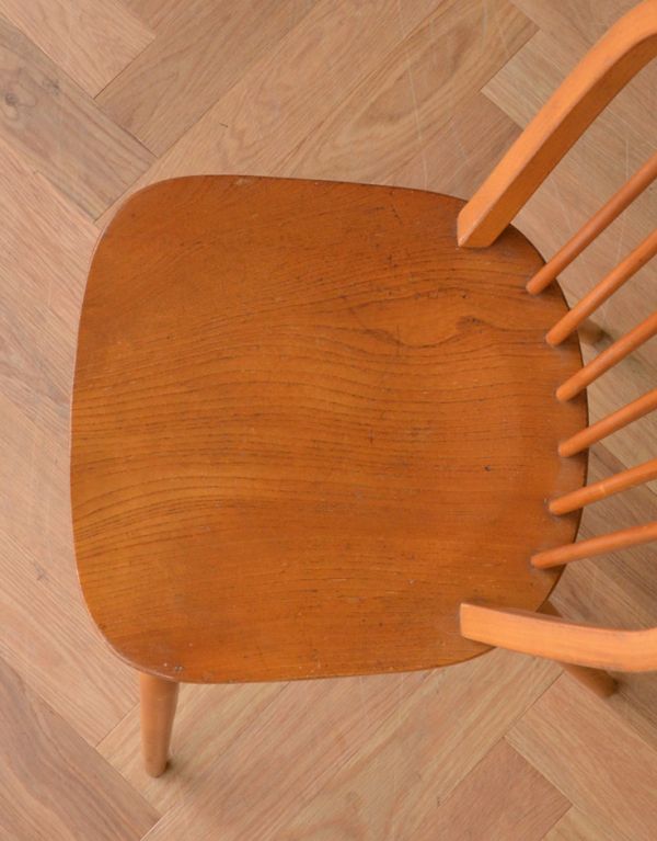 キッチンチェア　アンティーク チェア　イギリスからやってきたアンティーク家具、背もたれが丸くて可愛いキッチンチェア。広々としていて、座りやすい座面。(k-1041-c)