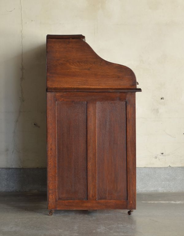 サイドバイサイド アンティーク家具 イギリス輸入のアンティーク家具、おしゃれなロールトップテーブル(デスク)。横から見てもピカピカです。(k-1043-f)