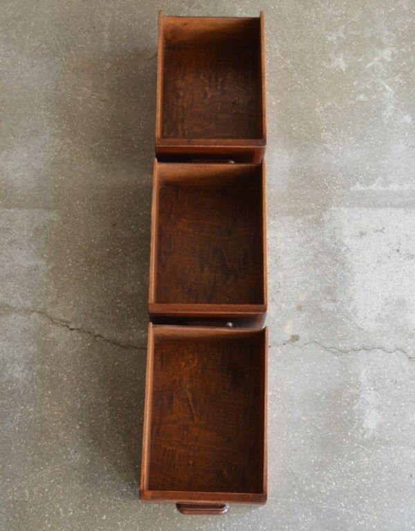 サイドバイサイド アンティーク家具 イギリス輸入のアンティーク家具、おしゃれなロールトップテーブル(デスク)。引き出しは3杯付いています。(k-1043-f)