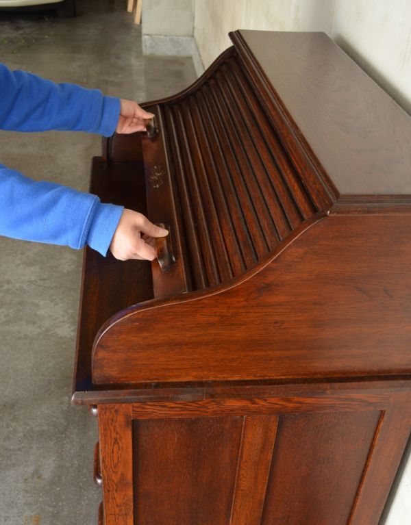 サイドバイサイド アンティーク家具 イギリス輸入のアンティーク家具、おしゃれなロールトップテーブル(デスク)。デスク扉の開閉は、ロールカーテンのようになっています。(k-1043-f)