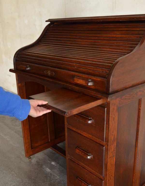 サイドバイサイド アンティーク家具 イギリス輸入のアンティーク家具、おしゃれなロールトップテーブル(デスク)。トレイは引き出しを引くように開閉します。(k-1043-f)