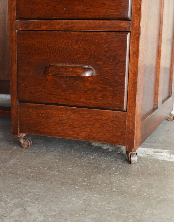 サイドバイサイド アンティーク家具 イギリス輸入のアンティーク家具、おしゃれなロールトップテーブル(デスク)。きちんと調整したので、新しいものと比べるとスムーズではありませんが、ちゃんと動きます。(k-1043-f)