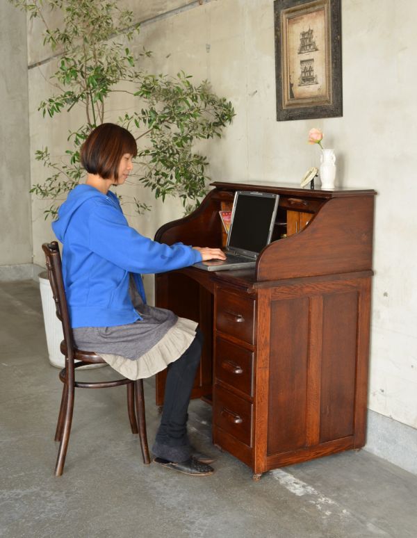 サイドバイサイド アンティーク家具 イギリス輸入のアンティーク家具、おしゃれなロールトップテーブル(デスク)。シンプルなので男女共に似合うデザインです。(k-1043-f)